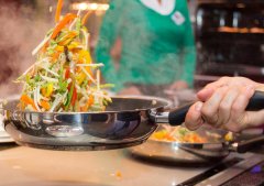 某餐飲品牌大廚都覺(jué)得菜的味道很一般，餐廳生意卻異?；鸨?> </a> </div>
 <div   id="6ygwgf8cfpf"   class="bitem">
 <div   id="6ygwgf8cfpf"   class="title"><a href="/hangyedongtai/526.html" >某餐飲品牌大廚都覺(jué)得菜的味道很一般，餐廳生意卻異常火爆</a></div>
 </div>
 </li>
 
 <li id="6ygwgf8cfpf"    class="item masonry-brick">
 <div   id="6ygwgf8cfpf"   class="imgholder"> <a href="/hangyedongtai/562.html" ><img src=